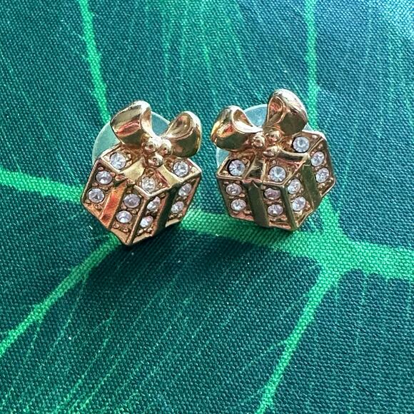 BOGO FREE AVON POST EARRINGS PRESENT - Picture 1 of 6